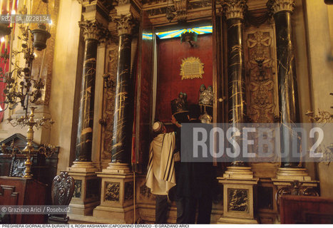 Caption: Nome:..SCUOLA GRANDE SPAGNOLA  : RICOLLOCAZIONE DELLA TORAH NELLARON (ARCA SANTA)  DURANTE IL ROSH HASHANAH (CAPODANNO EBRAICO)..   ..Localizzazione:..VENEZIA / CANNAREGIO / GHETTO VECCHIO / SCUOLA GRANDE SPAGNOLA  ..VENICE /  CANNAREGIO / GHETTO VECCHIO / SCUOLA GRANDE SPAGNOLA    ..Soggetto:..SINAGOGA / PREGHIERA DEL MATTINO DURANTE IL ROSH HASHANAH (CAPODANNO EBRAICO) / TALLETH RICOLLOCAZIONE DELLA TORAH NELLARON (ARCA SANTA)  ..SYNAGOGUE / MORNING PRAYER DURING THE ROSH HASHANAH / TALLIT  REPLACEMENT OF THE TORAH IN THE ARON (HOLY ARK)  ..Cronologia:..  ....Autore:......Stile:......Editori Stampatori:......Committenza:......Materia e Tecnica:......Collocazione:......Note:......Riproduzione Fotografica:  ..Graziano Arici/Rosebud2 ....Copyright:..Graziano Arici/Rosebud2/....Data:..1994 ....Costo:..A....Key:..RITI..RITES