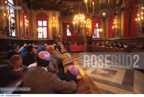 Caption: Nome:..SCUOLA GRANDE SPAGNOLA  : RIUNIONE.. ..Localizzazione:..VENEZIA / CANNAREGIO / GHETTO VECCHIO / SCUOLA GRANDE SPAGNOLA  ..VENICE /  CANNAREGIO / GHETTO VECCHIO / SCUOLA GRANDE SPAGNOLA  ..Soggetto:..SINAGOGA / ..Cronologia:..  ..Autore:......Stile:......Editori Stampatori:......Committenza:......Materia e Tecnica:......Collocazione:......Note:......Riproduzione Fotografica:  ..Graziano Arici/Rosebud2 ....Copyright:..Graziano Arici/Rosebud2/....Data:..1994 ....Costo:..A....Key:..RITI..RITES