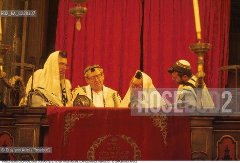 Caption: Nome:..SCUOLA GRANDE SPAGNOLA  : PREGHIERA DEL MATTINO DURANTE IL ROSH HASHANAH (CAPODANNO EBRAICO)..    ..Localizzazione:..VENEZIA / CANNAREGIO / GHETTO VECCHIO / SCUOLA GRANDE SPAGNOLA  ..VENICE /  CANNAREGIO / GHETTO VECCHIO / SCUOLA GRANDE SPAGNOLA   ..Soggetto:..SINAGOGA / PREGHIERA DEL MATTINO DURANTE IL ROSH HASHANAH (CAPODANNO EBRAICO) / TALLETH   ..SYNAGOGUE / MORNING PRAYER DURING THE ROSH HASHANAH / TALLIT   ..Cronologia:..  ....Autore:......Stile:......Editori Stampatori:......Committenza:......Materia e Tecnica:......Collocazione:......Note:......Riproduzione Fotografica:  ..Graziano Arici/Rosebud2 ....Copyright:..Graziano Arici/Rosebud2/....Data:..1994 ....Costo:..A....Key:..RITI..RITES