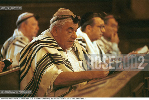 Caption: Nome:..SCUOLA GRANDE SPAGNOLA  : PREGHIERA DEL MATTINO DURANTE IL ROSH HASHANAH (CAPODANNO EBRAICO) ..   ..Localizzazione:..VENEZIA / CANNAREGIO / GHETTO VECCHIO / SCUOLA GRANDE SPAGNOLA  ..VENICE /  CANNAREGIO / GHETTO VECCHIO / SCUOLA GRANDE SPAGNOLA    ..Soggetto:..SINAGOGA / PREGHIERA DEL MATTINO DURANTE IL ROSH HASHANAH (CAPODANNO EBRAICO) / TALLETH  TEFFILIN    ..SYNAGOGUE / MORNING PRAYER DURING THE ROSH HASHANAH / TALLIT   ..Cronologia:..  ....Autore:......Stile:......Editori Stampatori:......Committenza:......Materia e Tecnica:......Collocazione:......Note:......Riproduzione Fotografica:  ..Graziano Arici/Rosebud2 ....Copyright:..Graziano Arici/Rosebud2/....Data:..1994 ....Costo:..A....Key:..RITI..RITES