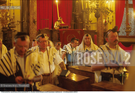 Caption: Nome:..SCUOLA GRANDE SPAGNOLA  : PREGHIERA DEL MATTINO DURANTE IL ROSH HASHANAH (CAPODANNO EBRAICO)..   ..Localizzazione:..VENEZIA / CANNAREGIO / GHETTO VECCHIO / SCUOLA GRANDE SPAGNOLA  ..VENICE /  CANNAREGIO / GHETTO VECCHIO / SCUOLA GRANDE SPAGNOLA    ..Soggetto:..SINAGOGA / PREGHIERA DEL MATTINO DURANTE IL ROSH HASHANAH (CAPODANNO EBRAICO) / TALLETH   ..SYNAGOGUE / MORNING PRAYER DURING THE ROSH HASHANAH / TALLIT   ..Cronologia:..  ....Autore:......Stile:......Editori Stampatori:......Committenza:......Materia e Tecnica:......Collocazione:......Note:......Riproduzione Fotografica:  ..Graziano Arici/Rosebud2 ....Copyright:..Graziano Arici/Rosebud2/....Data:..1994 ....Costo:..A....Key:..RITI..RITES