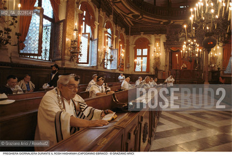 Caption: Nome:..SCUOLA GRANDE SPAGNOLA  : PREGHIERA DEL MATTINO DURANTE IL ROSH HASHANAH (CAPODANNO EBRAICO)..   ..Localizzazione:..VENEZIA / CANNAREGIO / GHETTO VECCHIO / SCUOLA GRANDE SPAGNOLA  ..VENICE /  CANNAREGIO / GHETTO VECCHIO / SCUOLA GRANDE SPAGNOLA    ..Soggetto:..SINAGOGA / PREGHIERA DEL MATTINO DURANTE IL ROSH HASHANAH (CAPODANNO EBRAICO) / TALLETH   ..SYNAGOGUE / MORNING PRAYER DURING THE ROSH HASHANAH / TALLIT   ..Cronologia:..  ....Autore:......Stile:......Editori Stampatori:......Committenza:......Materia e Tecnica:......Collocazione:......Note:......Riproduzione Fotografica:  ..Graziano Arici/Rosebud2 ....Copyright:..Graziano Arici/Rosebud2/....Data:..1994 ....Costo:..A....Key:..RITI..RITES