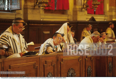 Caption: Nome:..SCUOLA GRANDE SPAGNOLA  : PREGHIERA DEL MATTINO DURANTE IL ROSH HASHANAH (CAPODANNO EBRAICO)..   ..Localizzazione:..VENEZIA / CANNAREGIO / GHETTO VECCHIO / SCUOLA GRANDE SPAGNOLA  ..VENICE /  CANNAREGIO / GHETTO VECCHIO / SCUOLA GRANDE SPAGNOLA    ..Soggetto:..SINAGOGA / PREGHIERA DEL MATTINO DURANTE IL ROSH HASHANAH (CAPODANNO EBRAICO) / TALLETH   ..SYNAGOGUE / MORNING PRAYER DURING THE ROSH HASHANAH / TALLIT   ..Cronologia:..  ....Autore:......Stile:......Editori Stampatori:......Committenza:......Materia e Tecnica:......Collocazione:......Note:......Riproduzione Fotografica:  ..Graziano Arici/Rosebud2 ....Copyright:..Graziano Arici/Rosebud2/....Data:..1994 ....Costo:..A....Key:..RITI..RITES