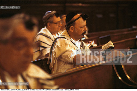 Caption: Nome:..SCUOLA GRANDE SPAGNOLA  : PREGHIERA DEL MATTINO DURANTE IL ROSH HASHANAH (CAPODANNO EBRAICO)..   ..Localizzazione:..VENEZIA / CANNAREGIO / GHETTO VECCHIO / SCUOLA GRANDE SPAGNOLA  ..VENICE /  CANNAREGIO / GHETTO VECCHIO / SCUOLA GRANDE SPAGNOLA    ..Soggetto:..SINAGOGA / PREGHIERA DEL MATTINO DURANTE IL ROSH HASHANAH (CAPODANNO EBRAICO) / TALLETH   ..SYNAGOGUE / MORNING PRAYER DURING THE ROSH HASHANAH / TALLIT   ..Cronologia:..  ....Autore:......Stile:......Editori Stampatori:......Committenza:......Materia e Tecnica:......Collocazione:......Note:......Riproduzione Fotografica:  ..Graziano Arici/Rosebud2 ....Copyright:..Graziano Arici/Rosebud2/....Data:..1994 ....Costo:..A....Key:..RITI..RITES