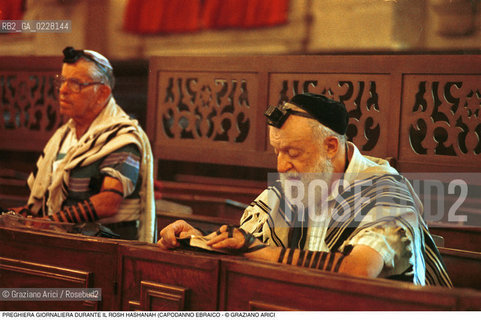 Caption: Nome:..SCUOLA GRANDE SPAGNOLA  : PREGHIERA DEL MATTINO DURANTE IL ROSH HASHANAH (CAPODANNO EBRAICO)..   ..Localizzazione:..VENEZIA / CANNAREGIO / GHETTO VECCHIO / SCUOLA GRANDE SPAGNOLA  ..VENICE /  CANNAREGIO / GHETTO VECCHIO / SCUOLA GRANDE SPAGNOLA    ..Soggetto:..SINAGOGA / PREGHIERA DEL MATTINO DURANTE IL ROSH HASHANAH (CAPODANNO EBRAICO) / TALLETH   ..SYNAGOGUE / MORNING PRAYER DURING THE ROSH HASHANAH / TALLIT   ..Cronologia:..  ....Autore:......Stile:......Editori Stampatori:......Committenza:......Materia e Tecnica:......Collocazione:......Note:......Riproduzione Fotografica:  ..Graziano Arici/Rosebud2 ....Copyright:..Graziano Arici/Rosebud2/....Data:..1994 ....Costo:..A....Key:..RITI..RITES