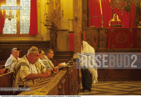 Caption: Nome:..SCUOLA GRANDE SPAGNOLA  : PREGHIERA DEL MATTINO DURANTE IL ROSH HASHANAH (CAPODANNO EBRAICO)..    ..Localizzazione:..VENEZIA / CANNAREGIO / GHETTO VECCHIO / SCUOLA GRANDE SPAGNOLA  ..VENICE /  CANNAREGIO / GHETTO VECCHIO / SCUOLA GRANDE SPAGNOLA    ..Soggetto:..SINAGOGA / PREGHIERA DEL MATTINO DURANTE IL ROSH HASHANAH (CAPODANNO EBRAICO) / TALLETH  TEFFILIN  ..SYNAGOGUE / MORNING PRAYER DURING THE ROSH HASHANAH / TALLIT   ..Cronologia:..  ....Autore:......Stile:......Editori Stampatori:......Committenza:......Materia e Tecnica:......Collocazione:......Note:......Riproduzione Fotografica:  ..Graziano Arici/Rosebud2 ....Copyright:..Graziano Arici/Rosebud2/....Data:..1994 ....Costo:..A....Key:..RITI..RITES