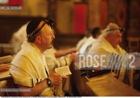 Caption: Nome:..SCUOLA GRANDE SPAGNOLA  : PREGHIERA DEL MATTINO DURANTE IL ROSH HASHANAH (CAPODANNO EBRAICO)..   ..Localizzazione:..VENEZIA / CANNAREGIO / GHETTO VECCHIO / SCUOLA GRANDE SPAGNOLA  ..VENICE /  CANNAREGIO / GHETTO VECCHIO / SCUOLA GRANDE SPAGNOLA    ..Soggetto:..SINAGOGA / PREGHIERA DEL MATTINO DURANTE IL ROSH HASHANAH (CAPODANNO EBRAICO) / TALLETH   ..SYNAGOGUE / MORNING PRAYER DURING THE ROSH HASHANAH / TALLIT   ..Cronologia:..  ....Autore:......Stile:......Editori Stampatori:......Committenza:......Materia e Tecnica:......Collocazione:......Note:......Riproduzione Fotografica:  ..Graziano Arici/Rosebud2 ....Copyright:..Graziano Arici/Rosebud2/....Data:..1994 ....Costo:..A....Key:..RITI..RITES