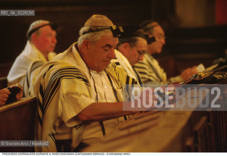 Caption: Nome:..SCUOLA GRANDE SPAGNOLA  : PREGHIERA DEL MATTINO DURANTE IL ROSH HASHANAH (CAPODANNO EBRAICO)..   ..Localizzazione:..VENEZIA / CANNAREGIO / GHETTO VECCHIO / SCUOLA GRANDE SPAGNOLA  ..VENICE /  CANNAREGIO / GHETTO VECCHIO / SCUOLA GRANDE SPAGNOLA    ..Soggetto:..SINAGOGA / PREGHIERA DEL MATTINO DURANTE IL ROSH HASHANAH (CAPODANNO EBRAICO) / TALLETH   ..SYNAGOGUE / MORNING PRAYER DURING THE ROSH HASHANAH / TALLIT   ..Cronologia:..  ....Autore:......Stile:......Editori Stampatori:......Committenza:......Materia e Tecnica:......Collocazione:......Note:......Riproduzione Fotografica:  ..Graziano Arici/Rosebud2 ....Copyright:..Graziano Arici/Rosebud2/....Data:..1994 ....Costo:..A....Key:..RITI..RITES