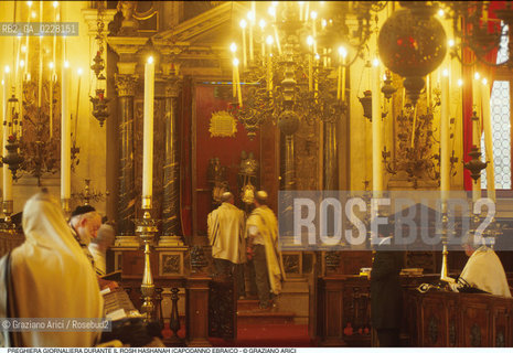 Caption: Nome:..SCUOLA GRANDE SPAGNOLA  : RICOLLOCAZIONE DELLA TORAH NELLARON (ARCA SANTA)  DURANTE IL ROSH HASHANAH (CAPODANNO EBRAICO)..   ..Localizzazione:..VENEZIA / CANNAREGIO / GHETTO VECCHIO / SCUOLA GRANDE SPAGNOLA  ..VENICE /  CANNAREGIO / GHETTO VECCHIO / SCUOLA GRANDE SPAGNOLA    ..Soggetto:..SINAGOGA / PREGHIERA DEL MATTINO DURANTE IL ROSH HASHANAH (CAPODANNO EBRAICO) / TALLETH RICOLLOCAZIONE DELLA TORAH NELLARON (ARCA SANTA)  ..SYNAGOGUE / MORNING PRAYER DURING THE ROSH HASHANAH / TALLIT  REPLACEMENT OF THE TORAH IN THE ARON (HOLY ARK)  ..Cronologia:..  ....Autore:......Stile:......Editori Stampatori:......Committenza:......Materia e Tecnica:......Collocazione:......Note:......Riproduzione Fotografica:  ..Graziano Arici/Rosebud2 ....Copyright:..Graziano Arici/Rosebud2/....Data:..1994 ....Costo:..A....Key:..RITI..RITES