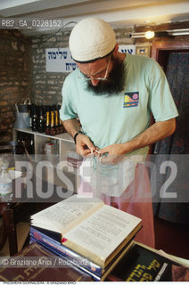 Caption: Nome:..PREGHIERA GIORNALIERA : CON I TEFFILIN E IL TALLETH..     ..Localizzazione:..VENEZIA / CANNAREGIO / GHETTO VECCHIO  ..VENICE /  CANNAREGIO / GHETTO VECCHIO     ..Soggetto:..RELIGIONE EBRAICA / PREGHIERA GIORNALIERA / TEFFILIN / TALLETH  ..JEWISH RELIGION /  DAILY PRAYER / TEFFILIN / TALLIT  ..Cronologia:..  ....Autore:......Stile:......Editori Stampatori:......Committenza:......Materia e Tecnica:......Collocazione:......Note:......Riproduzione Fotografica:  ..Graziano Arici/Rosebud2 ....Copyright:..Graziano Arici/Rosebud2/....Data:..1994 ....Costo:..A....Key:..RITI..RITES