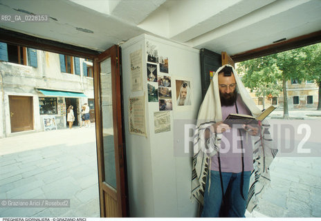 Caption: Nome:.. PREGHIERA GIORNALIERA..   ..Localizzazione:..VENEZIA / CANNAREGIO / GHETTO VECCHIO  ..VENICE /  CANNAREGIO / GHETTO VECCHIO    ..Soggetto:..RELIGIONE EBRAICA / PREGHIERA GIORNALIERA ..JEWISH RELIGION /  DAILY PRAYER ..Cronologia:..  ....Autore:......Stile:......Editori Stampatori:......Committenza:......Materia e Tecnica:......Collocazione:......Note:......Riproduzione Fotografica:  ..Graziano Arici/Rosebud2 ....Copyright:..Graziano Arici/Rosebud2/....Data:..1994 ....Costo:..A....Key:..RITI..RITES