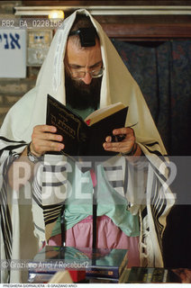 Caption: Nome:..PREGHIERA GIORNALIERA : CON I TEFFILIN E IL TALLETH..     ..Localizzazione:..VENEZIA / CANNAREGIO / GHETTO VECCHIO  ..VENICE /  CANNAREGIO / GHETTO VECCHIO     ..Soggetto:..RELIGIONE EBRAICA / PREGHIERA GIORNALIERA / TEFFILIN / TALLETH  ..JEWISH RELIGION /  DAILY PRAYER / TEFFILIN / TALLIT  ..Cronologia:..  ....Autore:......Stile:......Editori Stampatori:......Committenza:......Materia e Tecnica:......Collocazione:......Note:......Riproduzione Fotografica:  ..Graziano Arici/Rosebud2 ....Copyright:..Graziano Arici/Rosebud2/....Data:..1994 ....Costo:..A....Key:..RITI..RITES