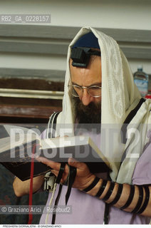 Caption: Nome:.. PREGHIERA GIORNALIERA..   ..Localizzazione:..VENEZIA / CANNAREGIO / GHETTO VECCHIO  ..VENICE /  CANNAREGIO / GHETTO VECCHIO    ..Soggetto:..RELIGIONE EBRAICA / PREGHIERA GIORNALIERA ..JEWISH RELIGION /  DAILY PRAYER ..Cronologia:..  ....Autore:......Stile:......Editori Stampatori:......Committenza:......Materia e Tecnica:......Collocazione:......Note:......Riproduzione Fotografica:  ..Graziano Arici/Rosebud2 ....Copyright:..Graziano Arici/Rosebud2/....Data:..1994 ....Costo:..A....Key:..RITI..RITES