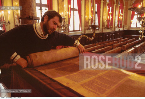 Caption: Nome:..SI AVVOLGE LA TORAH     ..Localizzazione:..VENEZIA / CANNAREGIO / GHETTO  ..VENICE /  CANNAREGIO /GHETTO     ..Soggetto:..SI AVVOLGE LA TORAH  ..JEWISH RELIGION / ROLLS UP THE TORAH   ..Cronologia:..  ....Autore:......Stile:......Editori Stampatori:......Committenza:......Materia e Tecnica:......Collocazione:......Note:......Riproduzione Fotografica:  ..Graziano Arici/Rosebud2 ....Copyright:..Graziano Arici/Rosebud2/....Data:..1994 ....Costo:..A....Key:..RITI..RITES