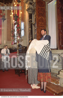 Caption: Nome:..SCUOLA GRANDE SPAGNOLA : IL RABBINO ROBERTO DELLA ROCCA CELEBRA LA CERIMONIA DEL BAR-MITZVAH (LENTRATA DEI TREDICENNI NELLETÀ ADULTA) ..   ..Localizzazione:..VENEZIA / CANNAREGIO / GHETTO VECCHIO / SINAGOGA / SCUOLA GRANDE SPAGNOLA   ..VENICE / CANNAREGIO /  GHETTO VECCHIO / SYNAGOGUE / SCUOLA GRANDE SPAGNOLA ..Soggetto:..IL RABBINO ROBERTO DELLA ROCCA CELEBRA LA CERIMONIA DEL BAR-MITZVAH (LENTRATA DEI TREDICENNI NELLETÀ ADULTA) / TALLETH   ..THE RABBI ROBERTO DELLA ROCCA CELEBRATING THE CERIMONY OF BAR-MITZVAH (THE ENTRY INTO ADULT LIFE AT THIRTEEN) / TALLIT   ..Cronologia:..SEC. XVI SECONDA METÀ / RIEDIFICATA NEL SEC. XVII PRIMA METÀ   ..XVIth CENTURY / REBUILT IN THE XVIIth CENTURY    ..Autore:..LONGHENA BALDASSARRE / MANIERA    ..LONGHENA BALDASSARRE / STYLE   ..Stile:..BAROCCO  ..BAROQUE   ..Editori Stampatori:......Committenza:......Materia e Tecnica:......Collocazione:......Note:......Riproduzione Fotografica:  ..Graziano Arici/Rosebud2 ....Copyright:..Graziano Arici/Rosebud2/....Data:..1994 ....Costo:..A....Key:..RITI  ..RITES