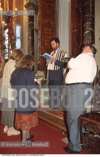 Caption: Nome:..SCUOLA GRANDE SPAGNOLA : IL RABBINO ROBERTO DELLA ROCCA CELEBRA LA CERIMONIA DEL BAR-MITZVAH (LENTRATA DEI TREDICENNI NELLETÀ ADULTA) ..   ..Localizzazione:..VENEZIA / CANNAREGIO / GHETTO VECCHIO / SINAGOGA / SCUOLA GRANDE SPAGNOLA   ..VENICE / CANNAREGIO /  GHETTO VECCHIO / SYNAGOGUE / SCUOLA GRANDE SPAGNOLA ..Soggetto:..IL RABBINO ROBERTO DELLA ROCCA CELEBRA LA CERIMONIA DEL BAR-MITZVAH (LENTRATA DEI TREDICENNI NELLETÀ ADULTA) / TALLETH   ..THE RABBI ROBERTO DELLA ROCCA CELEBRATING THE CERIMONY OF BAR-MITZVAH (THE ENTRY INTO ADULT LIFE AT THIRTEEN) / TALLIT   ..Cronologia:..SEC. XVI SECONDA METÀ / RIEDIFICATA NEL SEC. XVII PRIMA METÀ   ..XVIth CENTURY / REBUILT IN THE XVIIth CENTURY    ..Autore:..LONGHENA BALDASSARRE / MANIERA    ..LONGHENA BALDASSARRE / STYLE   ..Stile:..BAROCCO  ..BAROQUE   ..Editori Stampatori:......Committenza:......Materia e Tecnica:......Collocazione:......Note:......Riproduzione Fotografica:  ..Graziano Arici/Rosebud2 ....Copyright:..Graziano Arici/Rosebud2/....Data:..1994 ....Costo:..A....Key:..RITI  ..RITES
