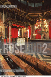 Nome:..SCUOLA GRANDE SPAGNOLA : INTERNO VERSO LA BIMA..     ..Localizzazione:..VENEZIA / CANNAREGIO / GHETTO VECCHIO / SINAGOGA / SCUOLA GRANDE SPAGNOLA   ..VENICE / CANNAREGIO /  GHETTO VECCHIO / SYNAGOGUE / SCUOLA GRANDE SPAGNOLA     ..Soggetto:..INTERNO VERSO LA BIMA / ARREDI LIGNEI  ..INTERIOR TOWARDS BIMAH / WOODEN FURNITURE   ..Cronologia:..SEC. XVI SECONDA METÀ / RIEDIFICATA NEL SEC. XVII PRIMA METÀ   ..XVIth CENTURY / REBUILT IN THE XVIIth CENTURY   ..Autore:..LONGHENA BALDASSARRE / MANIERA    ..LONGHENA BALDASSARRE / STYLE   ..Stile:..BAROCCO  ..BAROQUE   ..Editori Stampatori:......Committenza:......Materia e Tecnica:......Collocazione:......Note:......Riproduzione Fotografica:  ..Graziano Arici/Rosebud2 ....Copyright:..Graziano Arici/Rosebud2/....Data:..1994 ....Costo:..A....Key:..CHIESA..CHURCH..