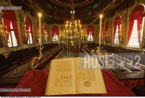 Caption: Nome:..SCUOLA GRANDE SPAGNOLA : INTERNO DALLA LA BIMÀ..     ..Localizzazione:..VENEZIA / CANNAREGIO / GHETTO VECCHIO / SINAGOGA / SCUOLA GRANDE SPAGNOLA   ..VENICE / CANNAREGIO /  GHETTO VECCHIO / SYNAGOGUE / SCUOLA GRANDE SPAGNOLA     ..Soggetto:..INTERNO DALLA LA BIMÀ / LIBRO DI PREGHIERA..INTERIOR  FROM BIMAH / BOOK OF PRAYERS..Cronologia:..SEC. XVI SECONDA METÀ / RIEDIFICATA NEL SEC. XVII PRIMA METÀ   ..XVIth CENTURY / REBUILT IN THE XVIIth CENTURY   ..Autore:..LONGHENA BALDASSARRE / MANIERA    ..LONGHENA BALDASSARRE / STYLE   ..Stile:..BAROCCO  ..BAROQUE   ..Editori Stampatori:......Committenza:......Materia e Tecnica:......Collocazione:......Note:......Riproduzione Fotografica:  ..Graziano Arici/Rosebud2 ....Copyright:..Graziano Arici/Rosebud2/....Data:..1994 ....Costo:..A....Key:..CHIESA..CHURCH