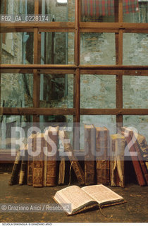 Caption: Nome:..SCUOLA GRANDE SPAGNOLA : STUDIOLO..    ..Localizzazione:..VENEZIA / CANNAREGIO / GHETTO VECCHIO / SINAGOGA / SCUOLA GRANDE SPAGNOLA   ..VENICE / CANNAREGIO /  GHETTO VECCHIO / SYNAGOGUE / SCUOLA GRANDE SPAGNOLA     ..Soggetto:..STUDIOLO  ..STUDY ROOM   ..Cronologia:..SEC. XVI SECONDA METÀ / RIEDIFICATA NEL SEC. XVII PRIMA METÀ   ..XVIth CENTURY / REBUILT IN THE XVIIth CENTURY    ..Autore:..LONGHENA BALDASSARRE / MANIERA    ..LONGHENA BALDASSARRE / STYLE   ..Stile:..BAROCCO  ..BAROQUE   ..Editori Stampatori:......Committenza:......Materia e Tecnica:......Collocazione:......Note:......Riproduzione Fotografica:  ..Graziano Arici/Rosebud2 ....Copyright:..Graziano Arici/Rosebud2/....Data:..1994 ....Costo:..A....Key:..CHIESA..CHURCH