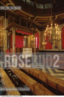 Caption: Nome:..SCUOLA GRANDE SPAGNOLA : LA BIMA’ (SI INTRAVVEDE L’ORGANO DI FATTURA OTTOCENTESCA)..   ..Localizzazione:..VENEZIA / CANNAREGIO / GHETTO VECCHIO / SINAGOGA / SCUOLA GRANDE SPAGNOLA   ..VENICE / CANNAREGIO /  GHETTO VECCHIO / SYNAGOGUE / SCUOLA GRANDE SPAGNOLA     ..Soggetto:..ORGANO DIETRO LA BIMÀ  ..ORGAN BEHIND THE BIMAH   ..Cronologia:..SEC. XIX FINE /1893  ..XIXth CENTURY / 1893   ....Autore:......Stile:......Editori Stampatori:......Committenza:......Materia e Tecnica:......Collocazione:......Note:......Riproduzione Fotografica:  ..Graziano Arici/Rosebud2 ....Copyright:..Graziano Arici/Rosebud2/....Data:..1994 ....Costo:..A....Key:..CHIESA..CHURCH