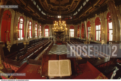 Caption: Nome:..SCUOLA GRANDE SPAGNOLA : INTERNO VERSO LARON (ARCA SANTA)..     ..Localizzazione:..VENEZIA / CANNAREGIO / GHETTO VECCHIO / SINAGOGA / SCUOLA GRANDE SPAGNOLA   ..VENICE / CANNAREGIO /  GHETTO VECCHIO / SYNAGOGUE / SCUOLA GRANDE SPAGNOLA     ..Soggetto:..INTERNO VERSO LARON (ARCA SANTA) / ARREDI LIGNEI  ..INTERIOR TOWARDS THE AARON  (HOLY ARK) / WOODEN FURNITURE   ..Cronologia:..SEC. XVI SECONDA METÀ / RIEDIFICATA NEL SEC. XVII PRIMA METÀ   ..XVIth CENTURY / REBUILT IN THE XVIIth CENTURY   ..Autore:..LONGHENA BALDASSARRE / MANIERA    ..LONGHENA BALDASSARRE / STYLE   ..Stile:..BAROCCO  ..BAROQUE   ..Editori Stampatori:......Committenza:......Materia e Tecnica:......Collocazione:......Note:......Riproduzione Fotografica:  ..Graziano Arici/Rosebud2 ....Copyright:..Graziano Arici/Rosebud2/....Data:..1994 ....Costo:..A....Key:..CHIESA..CHURCH