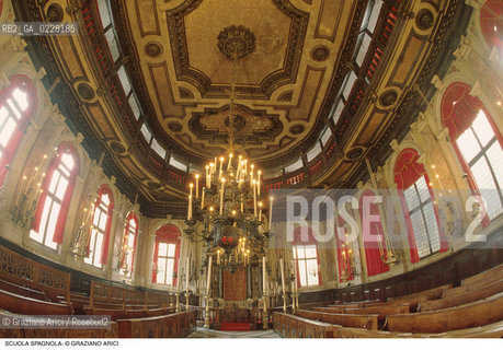 Caption: Nome:..SCUOLA GRANDE SPAGNOLA : INTERNO VERSO LARON (ARCA SANTA)..     ..Localizzazione:..VENEZIA / CANNAREGIO / GHETTO VECCHIO / SINAGOGA / SCUOLA GRANDE SPAGNOLA   ..VENICE / CANNAREGIO /  GHETTO VECCHIO / SYNAGOGUE / SCUOLA GRANDE SPAGNOLA     ..Soggetto:..INTERNO VERSO LARON (ARCA SANTA) / ARREDI LIGNEI  ..INTERIOR TOWARDS THE AARON  (HOLY ARK) / WOODEN FURNITURE   ..Cronologia:..SEC. XVI SECONDA METÀ / RIEDIFICATA NEL SEC. XVII PRIMA METÀ   ..XVIth CENTURY / REBUILT IN THE XVIIth CENTURY   ..Autore:..LONGHENA BALDASSARRE / MANIERA    ..LONGHENA BALDASSARRE / STYLE   ..Stile:..BAROCCO  ..BAROQUE   ..Editori Stampatori:......Committenza:......Materia e Tecnica:......Collocazione:......Note:......Riproduzione Fotografica:  ..Graziano Arici/Rosebud2 ....Copyright:..Graziano Arici/Rosebud2/....Data:..1994 ....Costo:..A....Key:..CHIESA..CHURCH