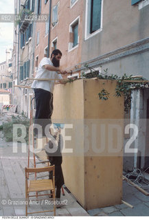 Caption: Nome:..GHETTO VECCHIO : PREPARATIVI PER LA FESTA DI SUKKOTH (FESTA DELLE CAPANNE)..     ..Localizzazione:..VENEZIA /CANNAREGIO / GHETTO  ..VENICE /  CANNAREGIO / GHETTO     ..Soggetto:..PREPARATIVI PER LA FESTA DI SUKKOTH (FESTA DELLE CAPANNE)  ..PREPARATION FOR THE FEAST OF SUKKOT (FESTIVAL OF HUTS)   ..Cronologia:..  ....Autore:......Stile:......Editori Stampatori:......Committenza:......Materia e Tecnica:......Collocazione:......Note:......Riproduzione Fotografica:  ..Graziano Arici/Rosebud2 ....Copyright:..Graziano Arici/Rosebud2/....Data:..1994 ....Costo:..A....Key:..RITI..RITES