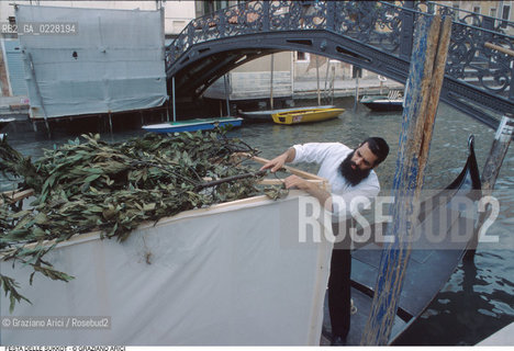 Caption: Nome:..GHETTO VECCHIO : PREPARATIVI PER LA FESTA DI SUKKOTH (FESTA DELLE CAPANNE)..     ..Localizzazione:..VENEZIA /CANNAREGIO / GHETTO  ..VENICE /  CANNAREGIO / GHETTO     ..Soggetto:..PREPARATIVI PER LA FESTA DI SUKKOTH (FESTA DELLE CAPANNE)  ..PREPARATION FOR THE FEAST OF SUKKOT (FESTIVAL OF HUTS)   ..Cronologia:..  ....Autore:......Stile:......Editori Stampatori:......Committenza:......Materia e Tecnica:......Collocazione:......Note:......Riproduzione Fotografica:  ..Graziano Arici/Rosebud2 ....Copyright:..Graziano Arici/Rosebud2/....Data:..1994 ....Costo:..A....Key:..RITI..RITES