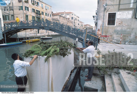 Caption: Nome:..GHETTO VECCHIO : PREPARATIVI PER LA FESTA DI SUKKOTH (FESTA DELLE CAPANNE)..     ..Localizzazione:..VENEZIA /CANNAREGIO / GHETTO  ..VENICE /  CANNAREGIO / GHETTO     ..Soggetto:..PREPARATIVI PER LA FESTA DI SUKKOTH (FESTA DELLE CAPANNE)  ..PREPARATION FOR THE FEAST OF SUKKOT (FESTIVAL OF HUTS)   ..Cronologia:..  ....Autore:......Stile:......Editori Stampatori:......Committenza:......Materia e Tecnica:......Collocazione:......Note:......Riproduzione Fotografica:  ..Graziano Arici/Rosebud2 ....Copyright:..Graziano Arici/Rosebud2/....Data:..1994 ....Costo:..A....Key:..RITI..RITES