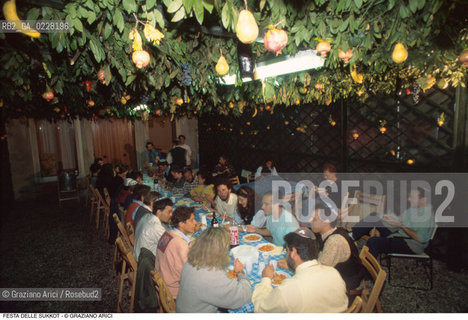 Caption: Nome:..GHETTO NUOVO : A TAVOLA DURANTE LA FESTA DI SUKKOTH (FESTA DELLE CAPANNE)..     ..Localizzazione:..VENEZIA /CANNAREGIO / GHETTO  ..VENICE /  CANNAREGIO / GHETTO     ..Soggetto:..FESTA DI SUKKOTH (FESTA DELLE CAPANNE) / A TAVOLA  ..FEAST OF SUKKOT (FESTIVAL OF HUTS) /  AT TABLE  ..Cronologia:..  ....Autore:......Stile:......Editori Stampatori:......Committenza:......Materia e Tecnica:......Collocazione:......Note:......Riproduzione Fotografica:  ..Graziano Arici/Rosebud2 ....Copyright:..Graziano Arici/Rosebud2/....Data:..1994 ....Costo:..A....Key:..RITI..RITES