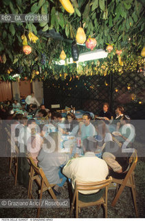 Caption: Nome:..GHETTO NUOVO : A TAVOLA DURANTE LA FESTA DI SUKKOTH (FESTA DELLE CAPANNE) ..    ..Localizzazione:..VENEZIA /CANNAREGIO / GHETTO  ..VENICE /  CANNAREGIO / GHETTO     ..Soggetto:..FESTA DI SUKKOTH (FESTA DELLE CAPANNE) / A TAVOLA  ..FEAST OF SUKKOT (FESTIVAL OF HUTS) /  AT TABLE  ..Cronologia:..  ....Autore:......Stile:......Editori Stampatori:......Committenza:......Materia e Tecnica:......Collocazione:......Note:......Riproduzione Fotografica:  ..Graziano Arici/Rosebud2 ....Copyright:..Graziano Arici/Rosebud2/....Data:..1994 ....Costo:..A....Key:..RITI..RITES