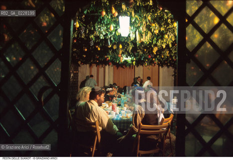 Caption: Nome:..GHETTO NUOVO : A TAVOLA DURANTE LA FESTA DI SUKKOTH (FESTA DELLE CAPANNE) ..    ..Localizzazione:..VENEZIA /CANNAREGIO / GHETTO  ..VENICE /  CANNAREGIO / GHETTO     ..Soggetto:..FESTA DI SUKKOTH (FESTA DELLE CAPANNE) / A TAVOLA  ..FEAST OF SUKKOT (FESTIVAL OF HUTS) /  AT TABLE  ..Cronologia:..  ....Autore:......Stile:......Editori Stampatori:......Committenza:......Materia e Tecnica:......Collocazione:......Note:......Riproduzione Fotografica:  ..Graziano Arici/Rosebud2 ....Copyright:..Graziano Arici/Rosebud2/....Data:..1994 ....Costo:..A....Key:..RITI..RITES