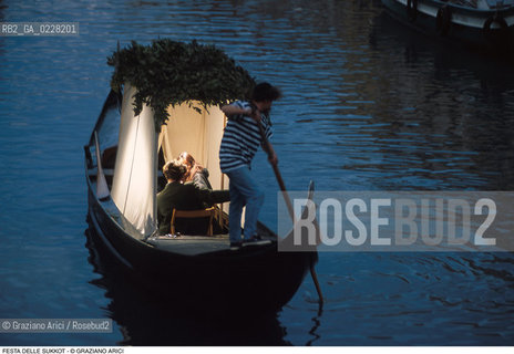 Caption: Nome:..FESTA DI SUKKOTH (FESTA DELLE CAPANNE) IN GONDOLA..      ..Localizzazione:..VENEZIA /CANNAREGIO / GHETTO  ..VENICE /  CANNAREGIO / GHETTO     ..Soggetto:..RELIGIONE EBRAICA / FESTA DI SUKKOTH (FESTA DELLE CAPANNE) / GONDOLA  ..JEWISH RELIGION / FEAST OF SUKKOT (FESTIVAL OF HUTS) /  GONDOLA  ..Cronologia:..  ....Autore:......Stile:......Editori Stampatori:......Committenza:......Materia e Tecnica:......Collocazione:......Note:......Riproduzione Fotografica:  ..Graziano Arici/Rosebud2 ....Copyright:..Graziano Arici/Rosebud2/....Data:..1994 ....Costo:..A....Key:..RITI..RITES