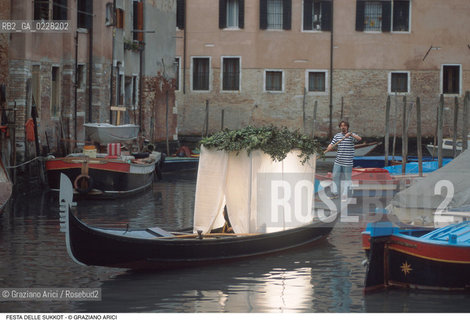 Caption: Nome:..FESTA DI SUKKOTH (FESTA DELLE CAPANNE) IN GONDOLA..      ..Localizzazione:..VENEZIA /CANNAREGIO / GHETTO  ..VENICE /  CANNAREGIO / GHETTO     ..Soggetto:..RELIGIONE EBRAICA / FESTA DI SUKKOTH (FESTA DELLE CAPANNE) / GONDOLA  ..JEWISH RELIGION / FEAST OF SUKKOT (FESTIVAL OF HUTS) /  GONDOLA  ..Cronologia:..  ....Autore:......Stile:......Editori Stampatori:......Committenza:......Materia e Tecnica:......Collocazione:......Note:......Riproduzione Fotografica:  ..Graziano Arici/Rosebud2 ....Copyright:..Graziano Arici/Rosebud2/....Data:..1994 ....Costo:..A....Key:..RITI..RITES