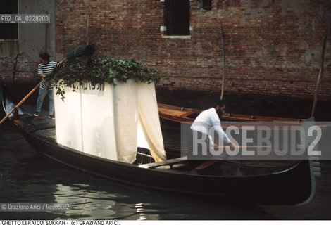 Nome:..FESTA DI SUKKOTH (FESTA DELLE CAPANNE) IN GONDOLA..      ..Localizzazione:..VENEZIA /CANNAREGIO / GHETTO  ..VENICE /  CANNAREGIO / GHETTO     ..Soggetto:..RELIGIONE EBRAICA / FESTA DI SUKKOTH (FESTA DELLE CAPANNE) / GONDOLA  ..JEWISH RELIGION / FEAST OF SUKKOT (FESTIVAL OF HUTS) /  GONDOLA  ..Cronologia:..  ....Autore:......Stile:......Editori Stampatori:......Committenza:......Materia e Tecnica:......Collocazione:......Note:......Riproduzione Fotografica:  ..Graziano Arici/Rosebud2 ....Copyright:..Graziano Arici/Rosebud2/....Data:..1994 ....Costo:..A....Key:..RITI..RITES..