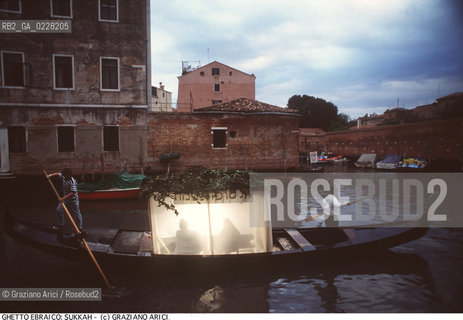 Nome:..FESTA DI SUKKOTH (FESTA DELLE CAPANNE) IN GONDOLA..      ..Localizzazione:..VENEZIA /CANNAREGIO / GHETTO  ..VENICE /  CANNAREGIO / GHETTO     ..Soggetto:..RELIGIONE EBRAICA / FESTA DI SUKKOTH (FESTA DELLE CAPANNE) / GONDOLA  ..JEWISH RELIGION / FEAST OF SUKKOT (FESTIVAL OF HUTS) /  GONDOLA  ..Cronologia:..  ....Autore:......Stile:......Editori Stampatori:......Committenza:......Materia e Tecnica:......Collocazione:......Note:......Riproduzione Fotografica:  ..Graziano Arici/Rosebud2 ....Copyright:..Graziano Arici/Rosebud2/....Data:..1994 ....Costo:..A....Key:..RITI..RITES..