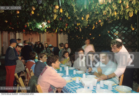 Caption: Nome:..GHETTO VECCHIO : A TAVOLA DURANTE LA FESTA DI SUKKOTH (FESTA DELLE CAPANNE)..     ..Localizzazione:..VENEZIA /CANNAREGIO / GHETTO  ..VENICE /  CANNAREGIO / GHETTO     ..Soggetto:..FESTA DI SUKKOTH (FESTA DELLE CAPANNE) / A TAVOLA  ..FEAST OF SUKKOT (FESTIVAL OF HUTS) /  AT TABLE  ..Cronologia:..  ....Autore:......Stile:......Editori Stampatori:......Committenza:......Materia e Tecnica:......Collocazione:......Note:......Riproduzione Fotografica:  ..Graziano Arici/Rosebud2 ....Copyright:..Graziano Arici/Rosebud2/....Data:..1994 ....Costo:..A....Key:..RITI..RITES