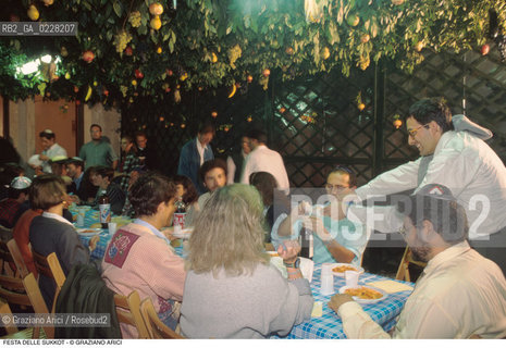 Caption: Nome:..GHETTO NUOVO : A TAVOLA DURANTE LA FESTA DI SUKKOTH (FESTA DELLE CAPANNE)..     ..Localizzazione:..VENEZIA /CANNAREGIO / GHETTO  ..VENICE /  CANNAREGIO / GHETTO     ..Soggetto:..FESTA DI SUKKOTH (FESTA DELLE CAPANNE) / A TAVOLA  ..FEAST OF SUKKOT (FESTIVAL OF HUTS) /  AT TABLE  ..Cronologia:..  ....Autore:......Stile:......Editori Stampatori:......Committenza:......Materia e Tecnica:......Collocazione:......Note:......Riproduzione Fotografica:  ..Graziano Arici/Rosebud2 ....Copyright:..Graziano Arici/Rosebud2/....Data:..1994 ....Costo:..A....Key:..RITI..RITES