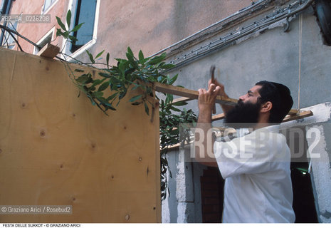 Caption: Nome:..GHETTO VECCHIO : PREPARATIVI PER LA FESTA DI SUKKOTH (FESTA DELLE CAPANNE)..     ..Localizzazione:..VENEZIA /CANNAREGIO / GHETTO  ..VENICE /  CANNAREGIO / GHETTO     ..Soggetto:..PREPARATIVI PER LA FESTA DI SUKKOTH (FESTA DELLE CAPANNE)  ..PREPARATION FOR THE FEAST OF SUKKOT (FESTIVAL OF HUTS)   ..Cronologia:..  ....Autore:......Stile:......Editori Stampatori:......Committenza:......Materia e Tecnica:......Collocazione:......Note:......Riproduzione Fotografica:  ..Graziano Arici/Rosebud2 ....Copyright:..Graziano Arici/Rosebud2/....Data:..1994 ....Costo:..A....Key:..RITI..RITES