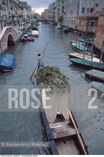 Caption: Nome:..FESTA DI SUKKOTH (FESTA DELLE CAPANNE) IN GONDOLA..      ..Localizzazione:..VENEZIA /CANNAREGIO / GHETTO  ..VENICE /  CANNAREGIO / GHETTO     ..Soggetto:..RELIGIONE EBRAICA / FESTA DI SUKKOTH (FESTA DELLE CAPANNE) / GONDOLA  ..JEWISH RELIGION / FEAST OF SUKKOT (FESTIVAL OF HUTS) /  GONDOLA  ..Cronologia:..  ....Autore:......Stile:......Editori Stampatori:......Committenza:......Materia e Tecnica:......Collocazione:......Note:......Riproduzione Fotografica:  ..Graziano Arici/Rosebud2 ....Copyright:..Graziano Arici/Rosebud2/....Data:..1994 ....Costo:..A....Key:..RITI..RITES