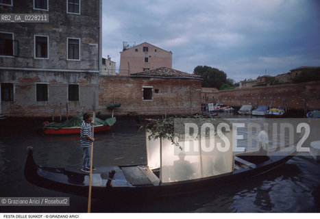 Caption: Nome:..GHETTO VECCHIO : PREPARATIVI PER LA FESTA DI SUKKOTH (FESTA DELLE CAPANNE)..     ..Localizzazione:..VENEZIA /CANNAREGIO / GHETTO  ..VENICE /  CANNAREGIO / GHETTO     ..Soggetto:..PREPARATIVI PER LA FESTA DI SUKKOTH (FESTA DELLE CAPANNE)  ..PREPARATION FOR THE FEAST OF SUKKOT (FESTIVAL OF HUTS)   ..Cronologia:..  ....Autore:......Stile:......Editori Stampatori:......Committenza:......Materia e Tecnica:......Collocazione:......Note:......Riproduzione Fotografica:  ..Graziano Arici/Rosebud2 ....Copyright:..Graziano Arici/Rosebud2/....Data:..1994 ....Costo:..A....Key:..RITI..RITES