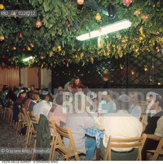 Caption: Nome:..GHETTO NUOVO : A TAVOLA DURANTE LA FESTA DI SUKKOTH (FESTA DELLE CAPANNE)..     ..Localizzazione:..VENEZIA /CANNAREGIO / GHETTO  ..VENICE /  CANNAREGIO / GHETTO     ..Soggetto:..FESTA DI SUKKOTH (FESTA DELLE CAPANNE) / A TAVOLA  ..FEAST OF SUKKOT (FESTIVAL OF HUTS) /  AT TABLE  ..Cronologia:..  ....Autore:......Stile:......Editori Stampatori:......Committenza:......Materia e Tecnica:......Collocazione:......Note:......Riproduzione Fotografica:  ..Graziano Arici/Rosebud2 ....Copyright:..Graziano Arici/Rosebud2/....Data:..1994 ....Costo:..A....Key:..RITI..RITES