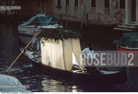 Caption: Nome:..FESTA DI SUKKOTH (FESTA DELLE CAPANNE) IN GONDOLA..      ..Localizzazione:..VENEZIA /CANNAREGIO / GHETTO  ..VENICE /  CANNAREGIO / GHETTO     ..Soggetto:..RELIGIONE EBRAICA / FESTA DI SUKKOTH (FESTA DELLE CAPANNE) / GONDOLA  ..JEWISH RELIGION / FEAST OF SUKKOT (FESTIVAL OF HUTS) /  GONDOLA  ..Cronologia:..  ....Autore:......Stile:......Editori Stampatori:......Committenza:......Materia e Tecnica:......Collocazione:......Note:......Riproduzione Fotografica:  ..Graziano Arici/Rosebud2 ....Copyright:..Graziano Arici/Rosebud2/....Data:..1994 ....Costo:..A....Key:..RITI..RITES