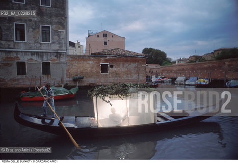 Caption: Nome:..FESTA DI SUKKOTH (FESTA DELLE CAPANNE) IN GONDOLA..      ..Localizzazione:..VENEZIA /CANNAREGIO / GHETTO  ..VENICE /  CANNAREGIO / GHETTO     ..Soggetto:..RELIGIONE EBRAICA / FESTA DI SUKKOTH (FESTA DELLE CAPANNE) / GONDOLA  ..JEWISH RELIGION / FEAST OF SUKKOT (FESTIVAL OF HUTS) /  GONDOLA  ..Cronologia:..  ....Autore:......Stile:......Editori Stampatori:......Committenza:......Materia e Tecnica:......Collocazione:......Note:......Riproduzione Fotografica:  ..Graziano Arici/Rosebud2 ....Copyright:..Graziano Arici/Rosebud2/....Data:..1994 ....Costo:..A....Key:..RITI..RITES