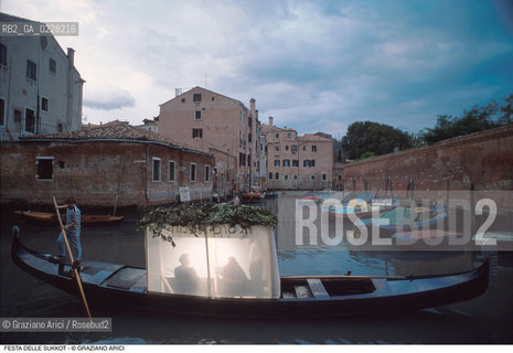 Caption: Nome:..FESTA DI SUKKOTH (FESTA DELLE CAPANNE) IN GONDOLA..      ..Localizzazione:..VENEZIA /CANNAREGIO / GHETTO  ..VENICE /  CANNAREGIO / GHETTO     ..Soggetto:..RELIGIONE EBRAICA / FESTA DI SUKKOTH (FESTA DELLE CAPANNE) / GONDOLA  ..JEWISH RELIGION / FEAST OF SUKKOT (FESTIVAL OF HUTS) /  GONDOLA  ..Cronologia:..  ....Autore:......Stile:......Editori Stampatori:......Committenza:......Materia e Tecnica:......Collocazione:......Note:......Riproduzione Fotografica:  ..Graziano Arici/Rosebud2 ....Copyright:..Graziano Arici/Rosebud2/....Data:..1994 ....Costo:..A....Key:..RITI..RITES
