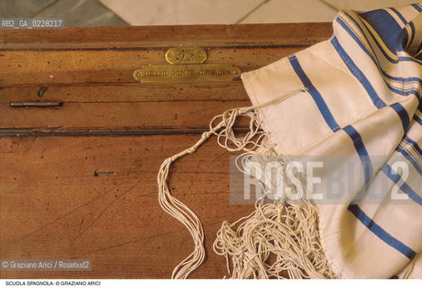 Caption: Nome:..SCUOLA GRANDE SPAGNOLA : BANCO E TALLETH..    ..Localizzazione:..VENEZIA / CANNAREGIO / GHETTO VECCHIO / SCUOLA GRANDE SPAGNOLA  ..VENICE / CANNAREGIO / GHETTO VECCHIO / SCUOLA GRANDE SPAGNOLA     ..Soggetto:..BANCO E TALLETH   ..BENCH AND TALLIT   ..Cronologia:..  ....Autore:......Stile:......Editori Stampatori:......Committenza:......Materia e Tecnica:......Collocazione:......Note:..BANCO DELLA SINAGOGA SPAGNOLA CON UN NOME DI CHIARA ORIGINE IBERICA  ....Riproduzione Fotografica:  ..Graziano Arici/Rosebud2 ....Copyright:..Graziano Arici/Rosebud2/....Data:..1994 ....Costo:..A....Key:..CHIESA..CHURCH