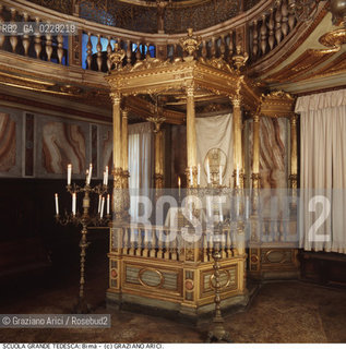 Nome:..SCUOLA GRANDE TEDESCA : LA BIMA’ ..    ..Localizzazione:..VENEZIA / CANNAREGIO / CAMPO DEL GHETTO NOVO / SINAGOGA / SCUOLA GRANDE TEDESCA  ..VENICE / CANNAREGIO / CAMPO GHETTO NOVO / SYNAGOGUE / SCUOLA GRANDE TEDESCA     ..Soggetto:..BIMÀ  ..BIMAH   ..Cronologia:..SEC. XVII  TERZO QUARTO /1672  ..XVIIth CENTURY / 1672    ..Autore:......Stile:..BAROCCO  ..BAROQUE  ..Editori Stampatori:......Committenza:..CIVIDALE MENACHEM FIGLIO DEL RABBINO JOSEPH  ..CIVIDALE MENACHEM SON OF RABBI JOSEPH  ..Materia e Tecnica:..LEGNO INTAGLIATO E DORATO  ..CARVED AND GILT WOOD  ..Collocazione:......Note:......Riproduzione Fotografica:  ..Graziano Arici/Rosebud2 ....Copyright:..Graziano Arici/Rosebud2/....Data:..1994 ....Costo:..A....Key:..CHIESA..CHURCH..