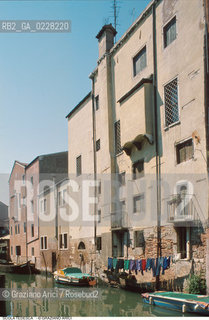 Caption: Nome:..SCUOLA GRANDE TEDESCA : FACCIATA DAL RIO DEL GHETTO..      ..Localizzazione:..VENEZIA / CANNAREGIO / CAMPO DEL GHETTO NOVO / SINAGOGA / SCUOLA GRANDE TEDESCA  ..VENICE / CANNAREGIO / CAMPO GHETTO NOVO / SYNAGOGUE / SCUOLA GRANDE TEDESCA     ..Soggetto:..FACCIATA DAL RIO DEL GHETTO   ..FROM RIO DEL GHETTO   ..Cronologia:..XVII SECOLO TERZO QUARTO / 1672 / RIEDIFICATA NEL SEC. XVIII SECONDO QUARTO / 1732-33 ..XVIIth CENTURY / 1672 / REBUILT IN THE XVIIIth CENTURY / 1732-33    ..Autore:......Stile:......Editori Stampatori:......Committenza:..CIVIDALE MENACHEM FIGLIO DEL RABBINO JOSEPH  ..CIVIDALE MENACHEM SON OF RABBI JOSEPH  ..Materia e Tecnica:......Collocazione:......Note:......Riproduzione Fotografica:  ..Graziano Arici/Rosebud2 ....Copyright:..Graziano Arici/Rosebud2/....Data:..1994 ....Costo:..A....Key:..CHIESA  ESTERNI  ..CHURCH  EXTERIORS