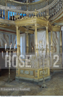 Caption: Nome:..SCUOLA GRANDE TEDESCA : LA BIMA’ ..    ..Localizzazione:..VENEZIA / CANNAREGIO / CAMPO DEL GHETTO NOVO / SINAGOGA / SCUOLA GRANDE TEDESCA  ..VENICE / CANNAREGIO / CAMPO GHETTO NOVO / SYNAGOGUE / SCUOLA GRANDE TEDESCA     ..Soggetto:..BIMÀ  ..BIMAH   ..Cronologia:..SEC. XVII  TERZO QUARTO /1672  ..XVIIth CENTURY / 1672    ..Autore:......Stile:..BAROCCO  ..BAROQUE  ..Editori Stampatori:......Committenza:..CIVIDALE MENACHEM FIGLIO DEL RABBINO JOSEPH  ..CIVIDALE MENACHEM SON OF RABBI JOSEPH  ..Materia e Tecnica:..LEGNO INTAGLIATO E DORATO  ..CARVED AND GILT WOOD  ..Collocazione:......Note:......Riproduzione Fotografica:  ..Graziano Arici/Rosebud2 ....Copyright:..Graziano Arici/Rosebud2/....Data:..1994 ....Costo:..A....Key:..CHIESA..CHURCH