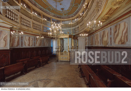 Caption: Nome:..SCUOLA GRANDE TEDESCA : LA BIMA’ ..    ..Localizzazione:..VENEZIA / CANNAREGIO / CAMPO DEL GHETTO NOVO / SINAGOGA / SCUOLA GRANDE TEDESCA  ..VENICE / CANNAREGIO / CAMPO GHETTO NOVO / SYNAGOGUE / SCUOLA GRANDE TEDESCA     ..Soggetto:..BIMÀ  ..BIMAH   ..Cronologia:..SEC. XVII  TERZO QUARTO /1672  ..XVIIth CENTURY / 1672    ..Autore:......Stile:..BAROCCO  ..BAROQUE  ..Editori Stampatori:......Committenza:..CIVIDALE MENACHEM FIGLIO DEL RABBINO JOSEPH  ..CIVIDALE MENACHEM SON OF RABBI JOSEPH  ..Materia e Tecnica:..LEGNO INTAGLIATO E DORATO  ..CARVED AND GILT WOOD  ..Collocazione:......Note:......Riproduzione Fotografica:  ..Graziano Arici/Rosebud2 ....Copyright:..Graziano Arici/Rosebud2/....Data:..1994 ....Costo:..A....Key:..CHIESA..CHURCH
